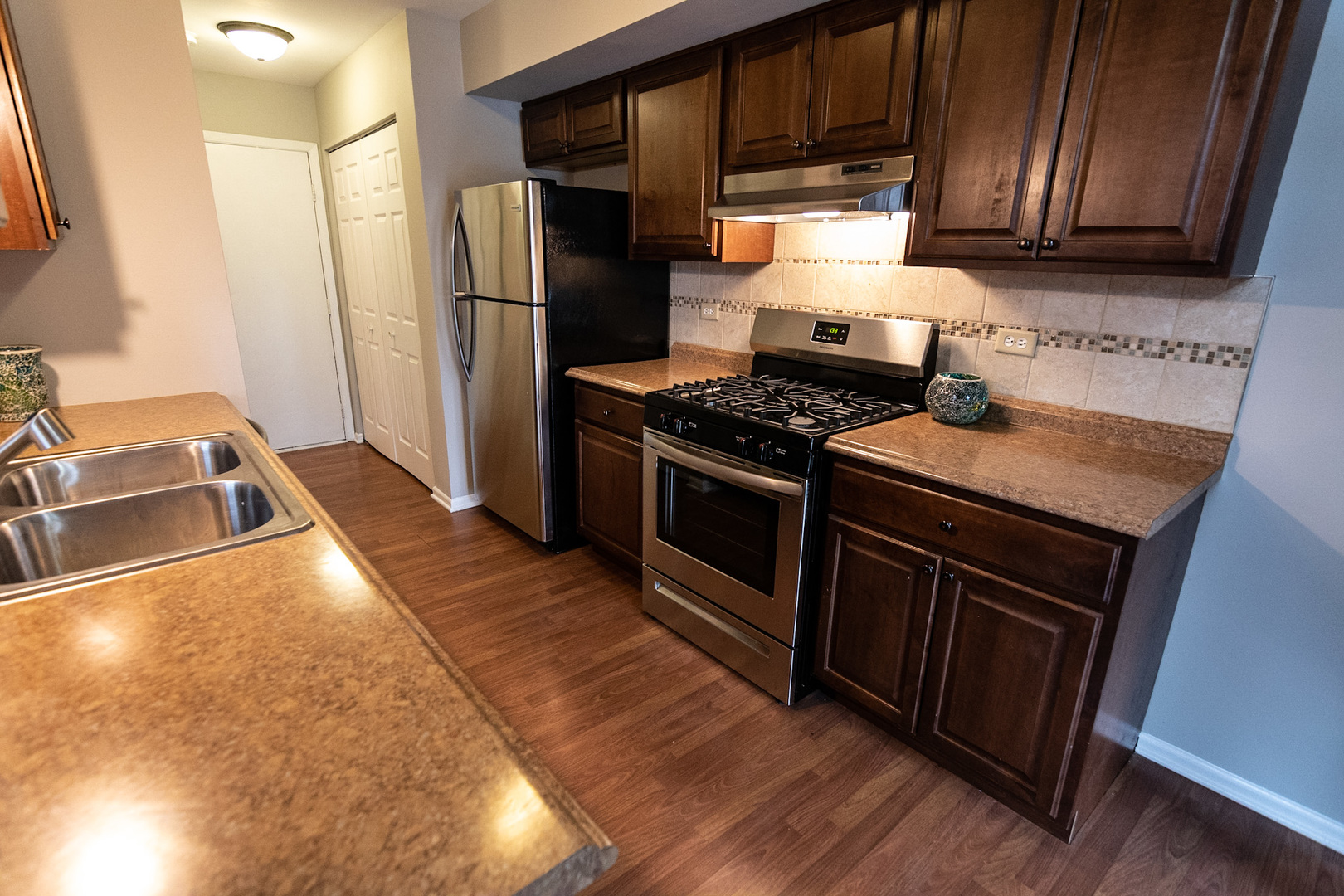 232 Butternut Lane, Unit 232 Streamwood, IL 60107 - Photo 6 of 16 a kitchen with a stove and a refrigerator