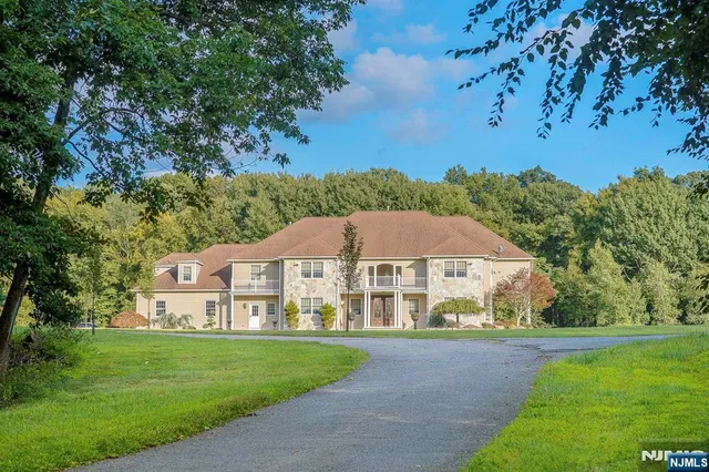 a view of house with garden