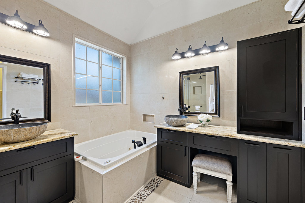 2106 Rue De St Germaine Austin, TX 78746 - Photo 18 of 40 Primary Bathroom