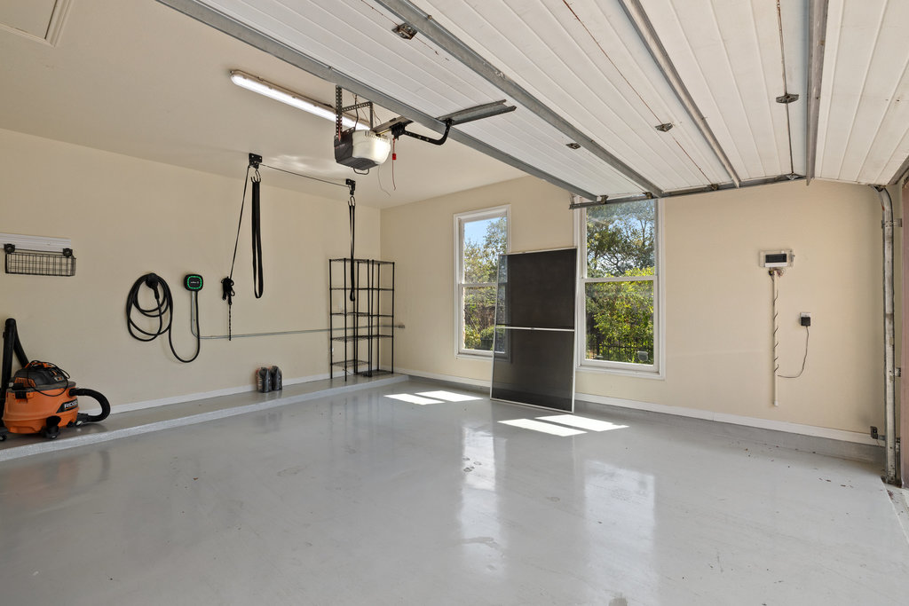 2106 Rue De St Germaine Austin, TX 78746 - Photo 23 of 40 Garage