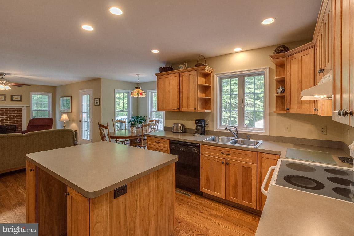 98 Richmond Road Castleton, VA 22716 - Photo 8 of 30 Kitchen