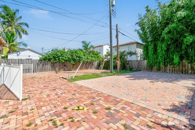 a view of a house with backyard and a tree