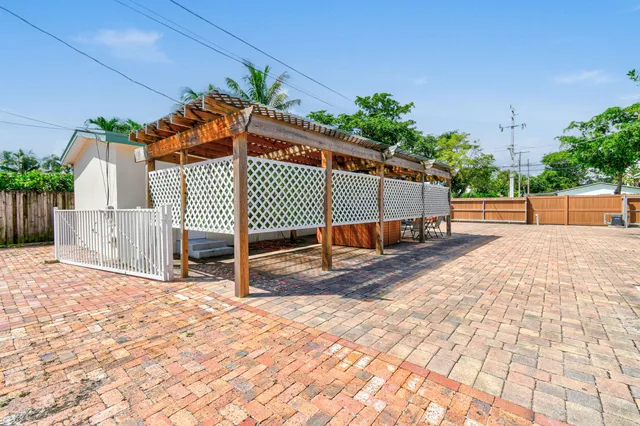 a view of a backyard