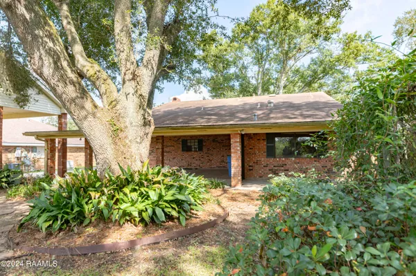 $260,000 | 106 Briarwood Street, Jeanerette, LA 70544