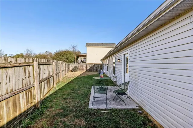 a view of a back yard