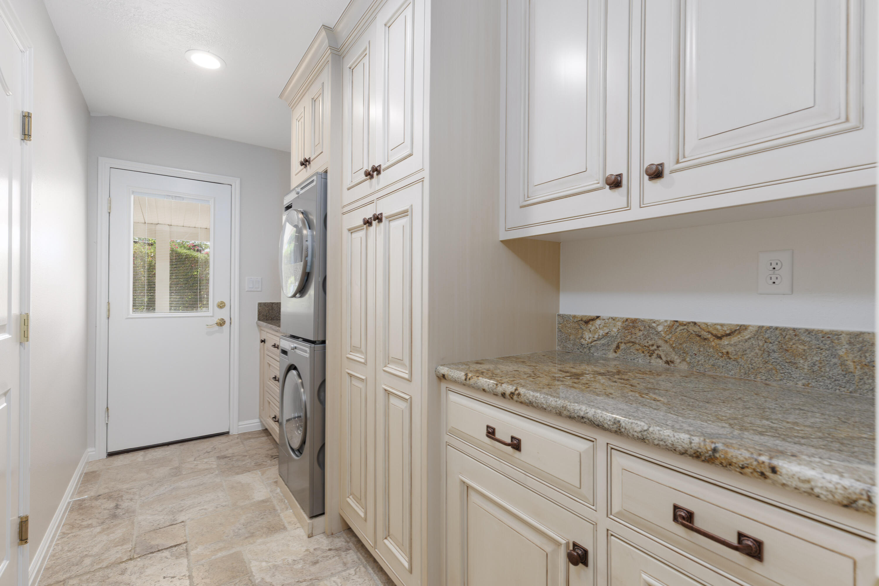 539 Diagonal Street St. George, UT 84770 - Photo 18 of 40 18 - Laundry Room