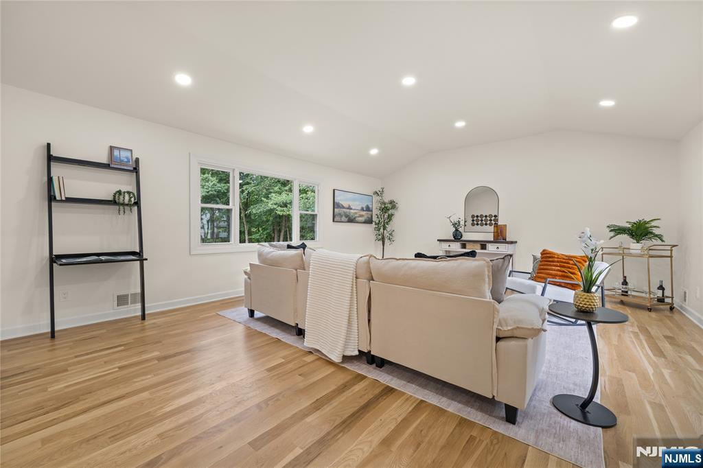 100 Pier Lane Fairfield, NJ 07004 - Photo 4 of 25