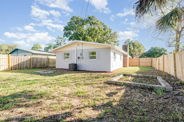 a view of a backyard