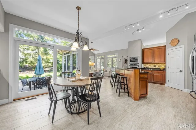 $1,395,000 | 2021 Brook Hill Court, Chesterfield, MO 63017