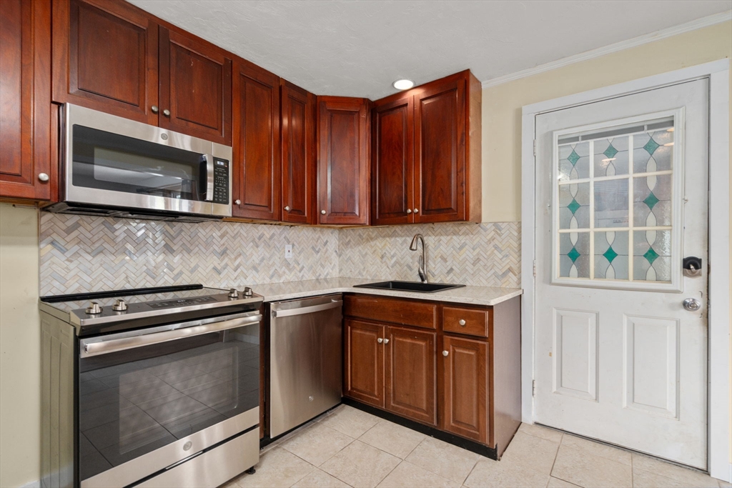 9 Providence Road Sutton, MA 01590 - Photo 14 of 37