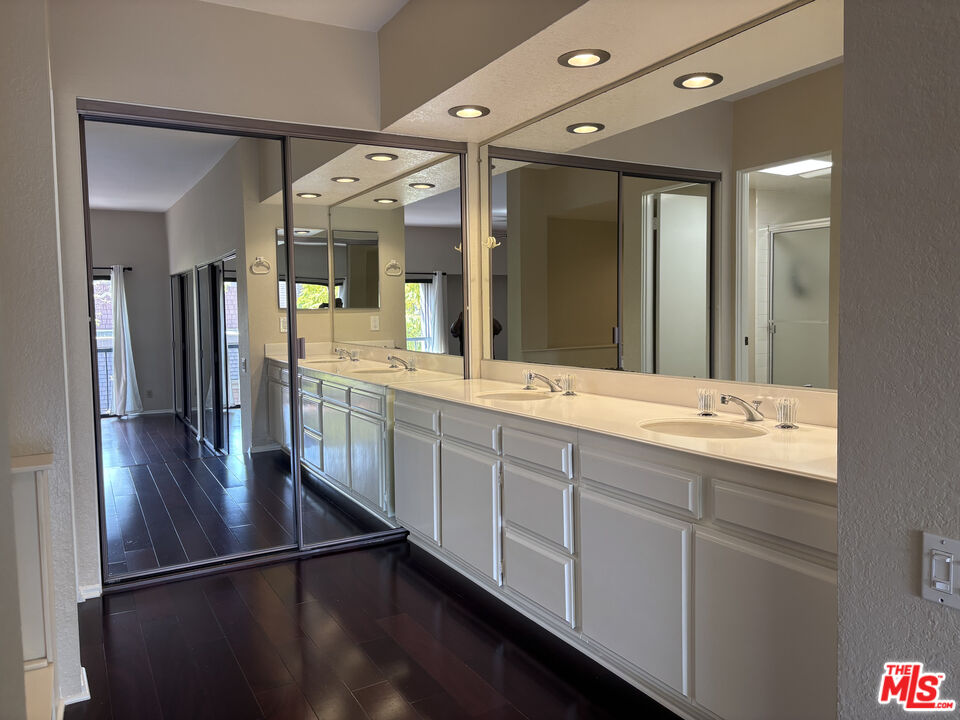 4541 Alla Road, Unit 5 Marina del Rey, CA 90292 - Photo 12 of 31 a bathroom with double vanity and a large mirror