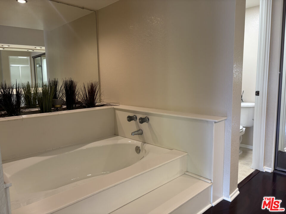 4541 Alla Road, Unit 5 Marina del Rey, CA 90292 - Photo 13 of 31 a bathroom with bathtub