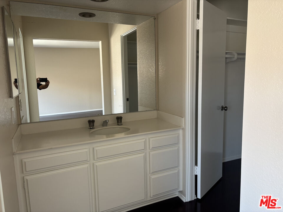 4541 Alla Road, Unit 5 Marina del Rey, CA 90292 - Photo 18 of 31 a bathroom with a sink and a mirror