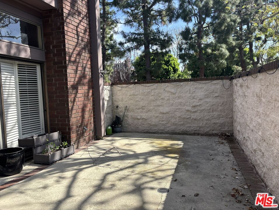 4541 Alla Road, Unit 5 Marina del Rey, CA 90292 - Photo 2 of 31 a view of a backyard of a house