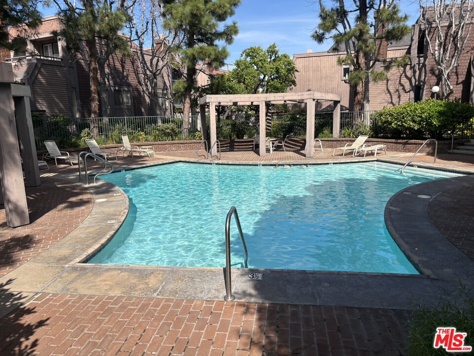 4541 Alla Road, Unit 5 Marina del Rey, CA 90292 - Photo 22 of 31 a view of a house with backyard and porch