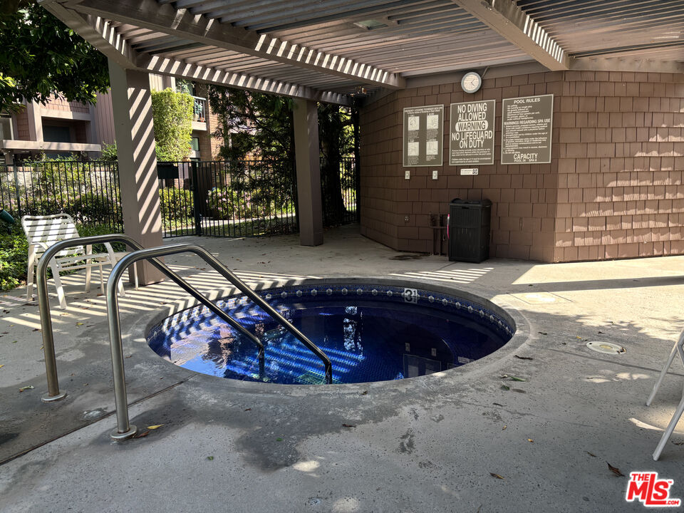 4541 Alla Road, Unit 5 Marina del Rey, CA 90292 - Photo 23 of 31 a building with glass windows