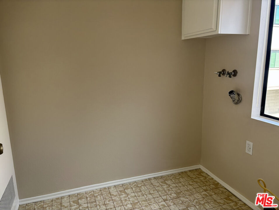 4541 Alla Road, Unit 5 Marina del Rey, CA 90292 - Photo 7 of 31 a small space with a window