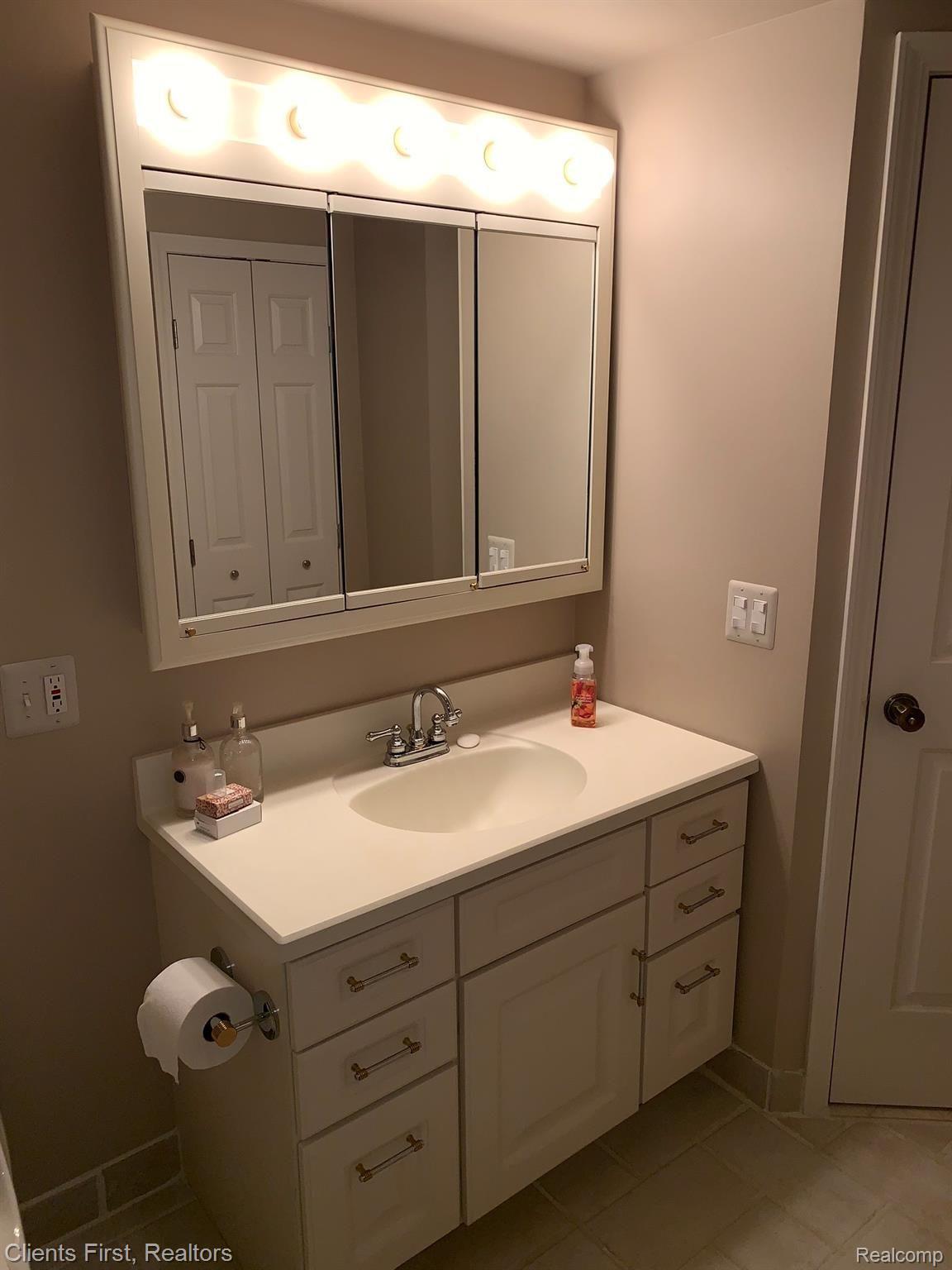 31231 Country Ridge Circle Farmington, MI 48331 - Photo 71 of 73 IMG_1795.JPEG