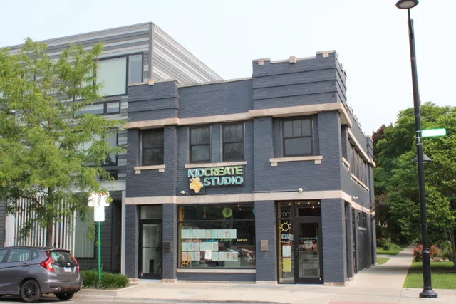 $813,000 | 200 Harrison Street, Oak Park, IL 60304