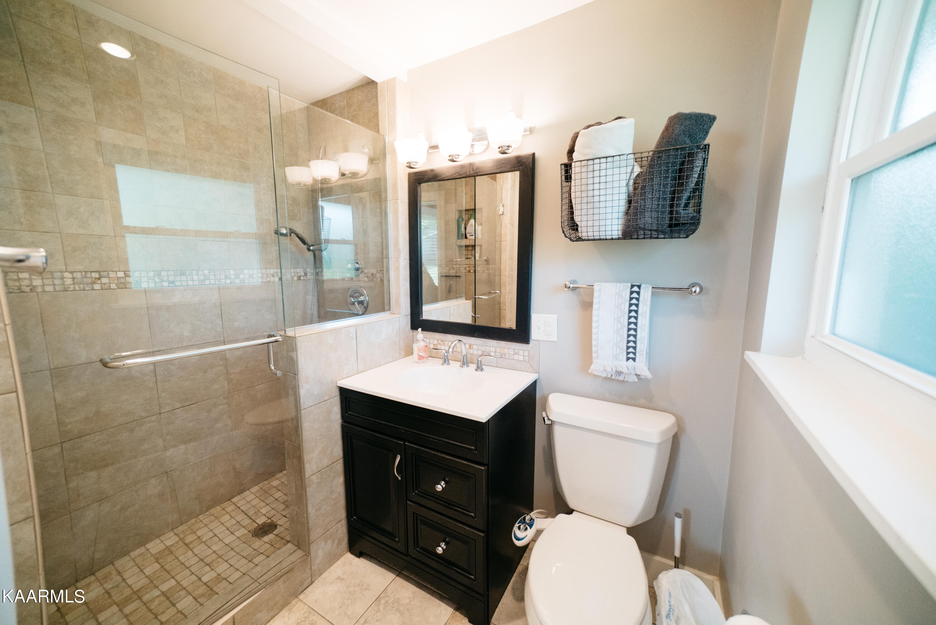 809 Wesley Road Northwest Knoxville, TN 37909 - Photo 8 of 17 Master Bathroom