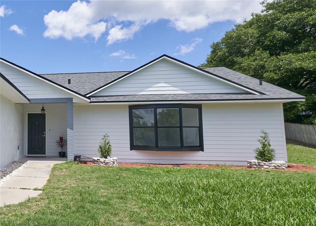 119 Ridgecrest Drive Eustis, FL 32726 - Photo 5 of 52 a front view of a house with garden