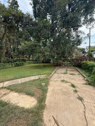 a view of a backyard