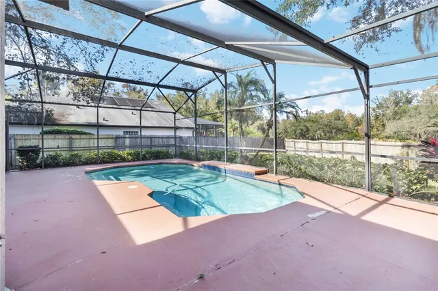 a view of a backyard