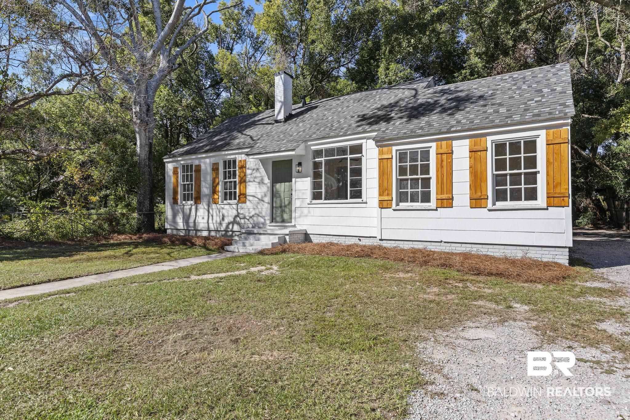 1400 North Cloverleaf Circle Mobile, AL 36605 - Photo 3 of 17 View of front facade with a front yard