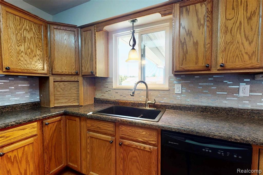 4346 Crosby Road Flint, MI 48506 - Photo 6 of 47