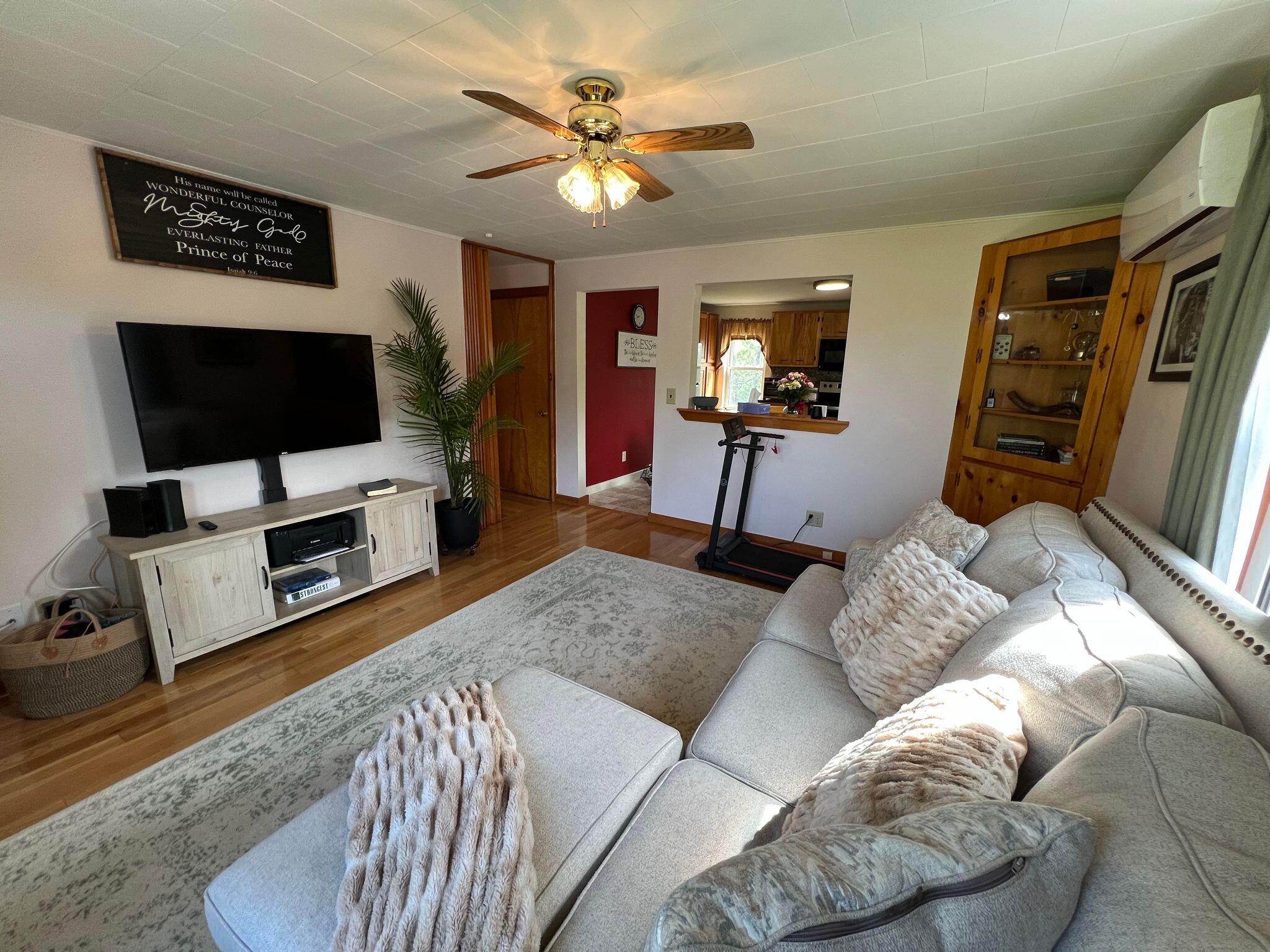586 Fort Fairfield Road Caribou, ME 04736 - Photo 8 of 26 Living Room