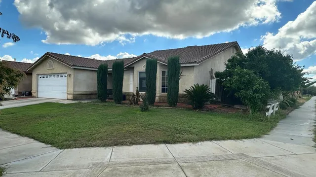 a view of a yard in front of house