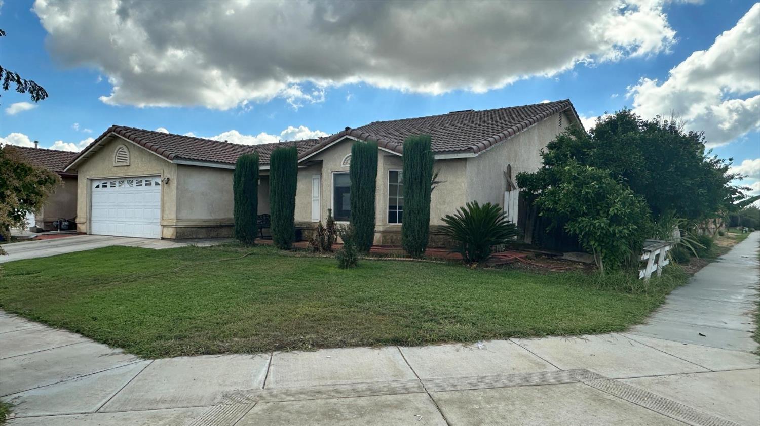 596 St Teresa Street Merced, CA 95341 - Photo 2 of 22 a view of a yard in front of house