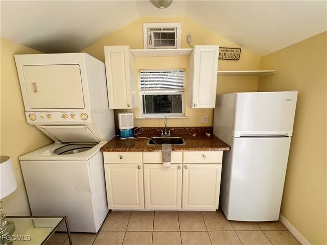 a view of kitchen with washer and dryer