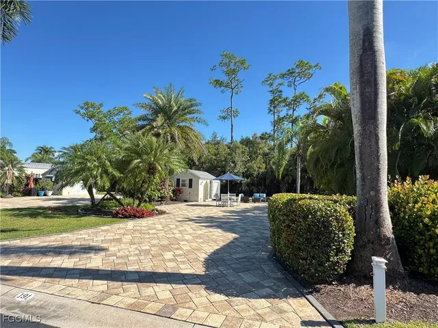 a view of a backyard