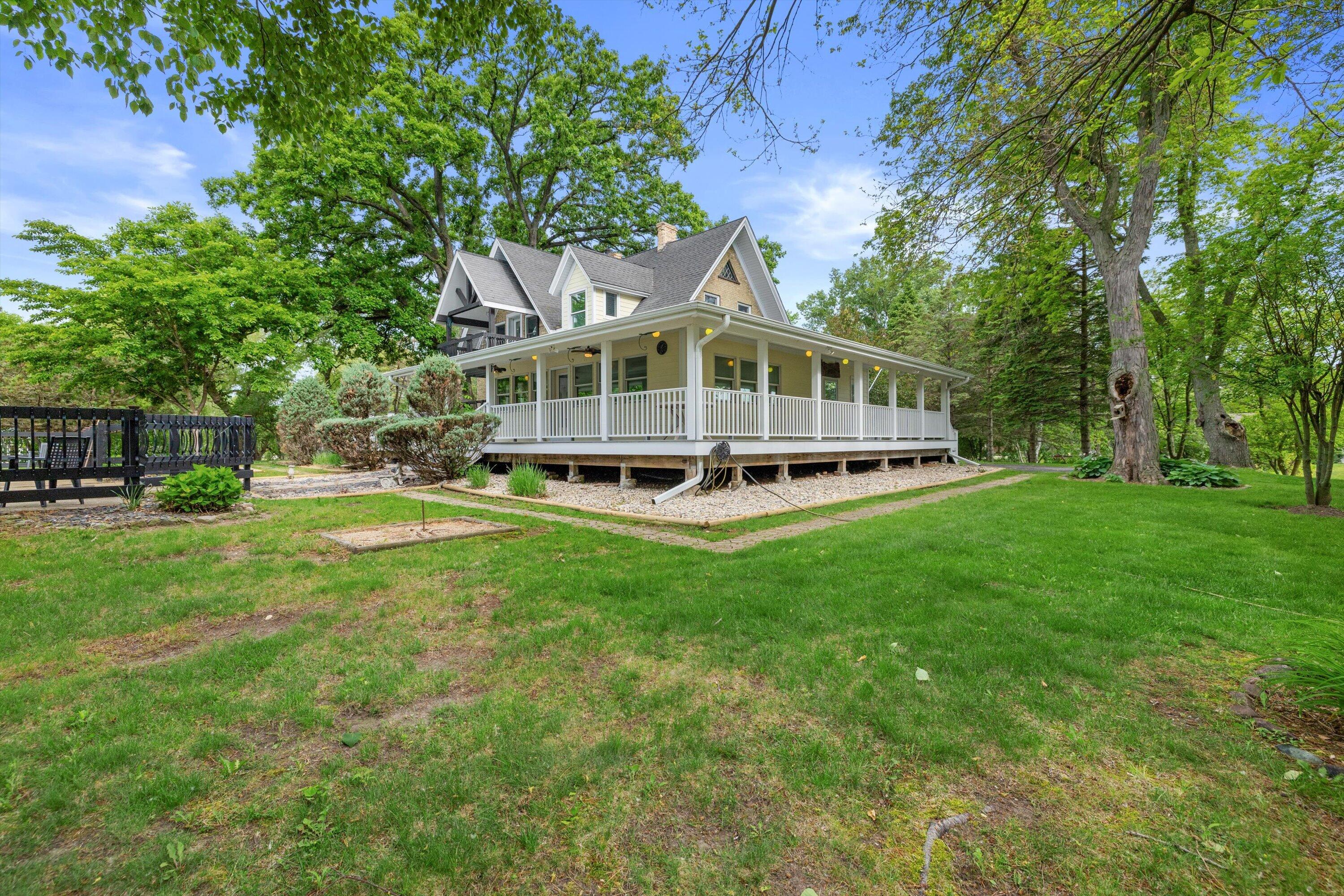 3609 Waterbury Lane Racine, WI 53403 - Photo 7 of 79 exterior