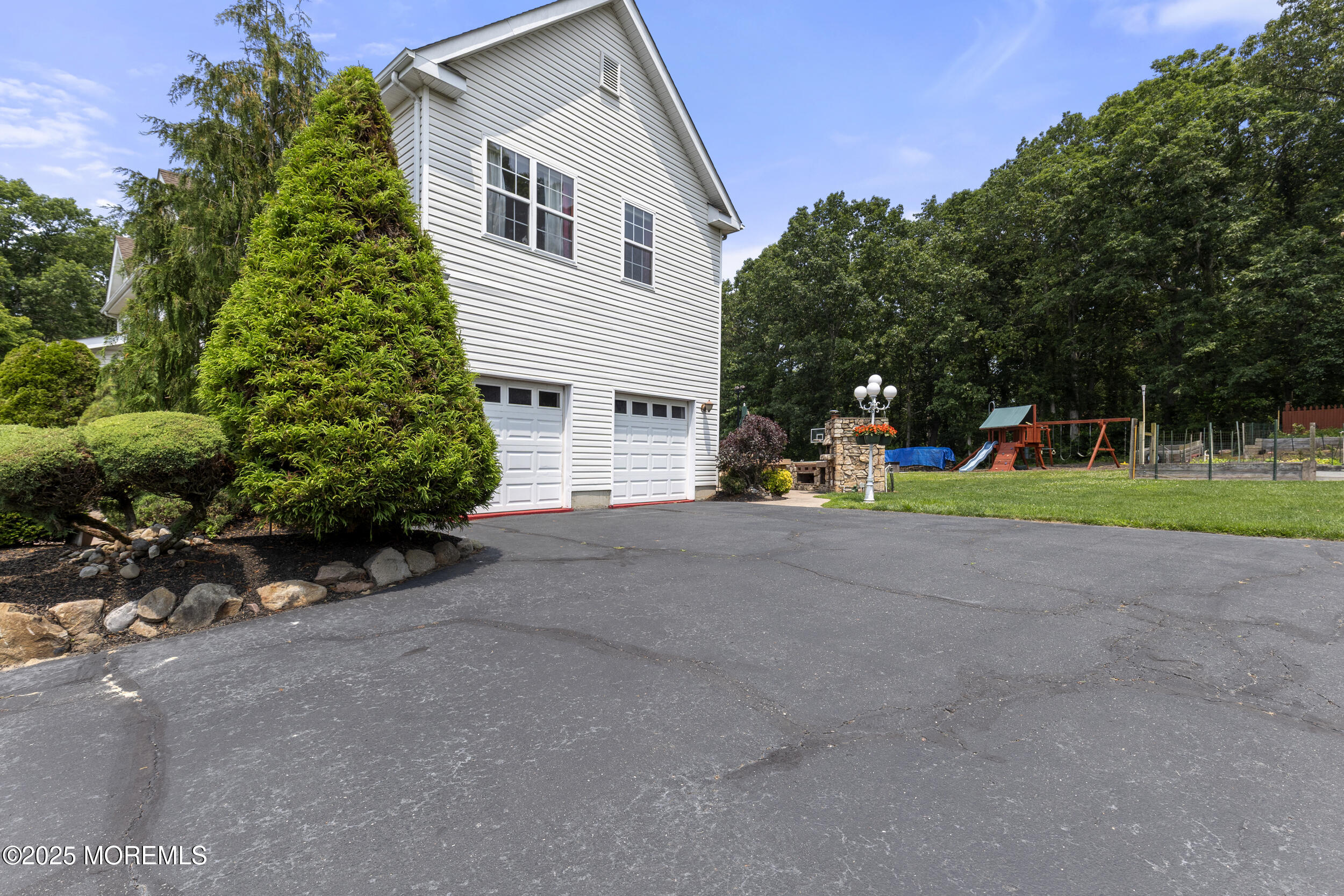 3 Wellesly Court Jackson, NJ 08527 - Photo 5 of 32 a view of a house with a backyard and a garden