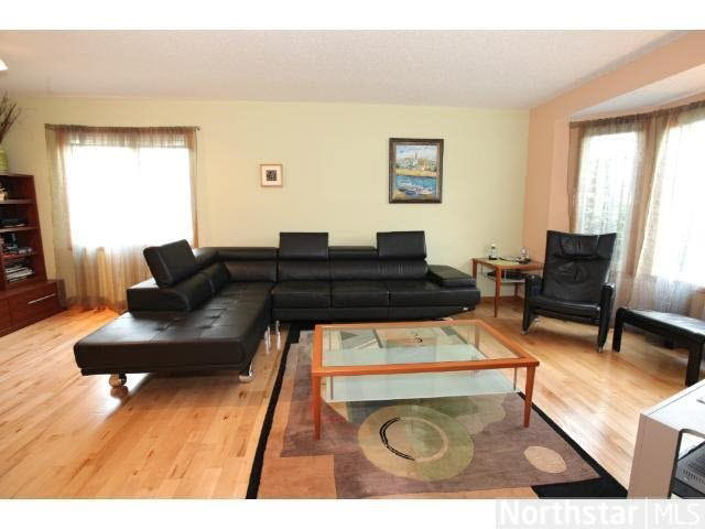 633 Falcon Ridge Road Woodbury, MN 55125 - Photo 3 of 18 Gallery Image 3