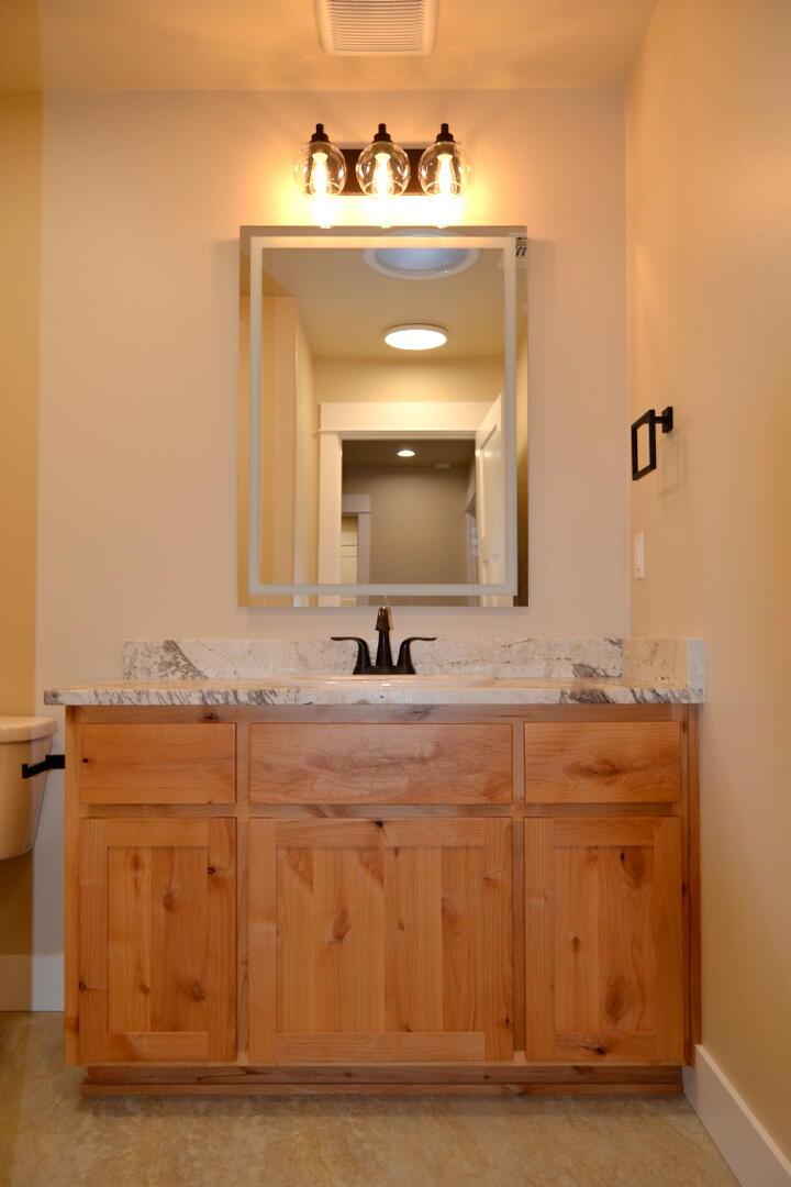 190 Southwest Rock Gulch Road Grants Pass, OR 97527 - Photo 20 of 30 Guest Bathroom