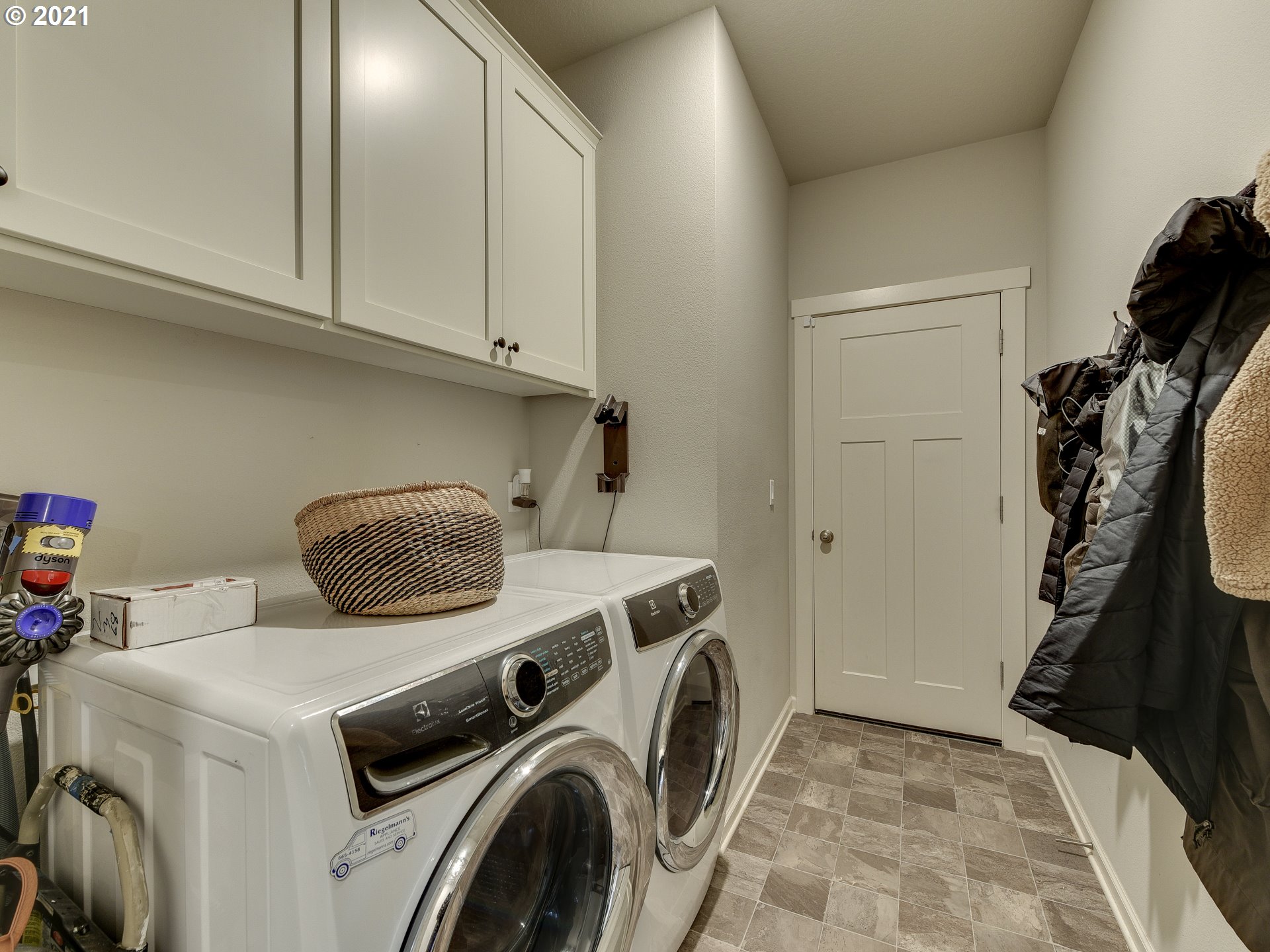 4139 Southwest Rodlun Road Gresham, OR 97080 - Photo 21 of 32 a utility room with dryer and washer
