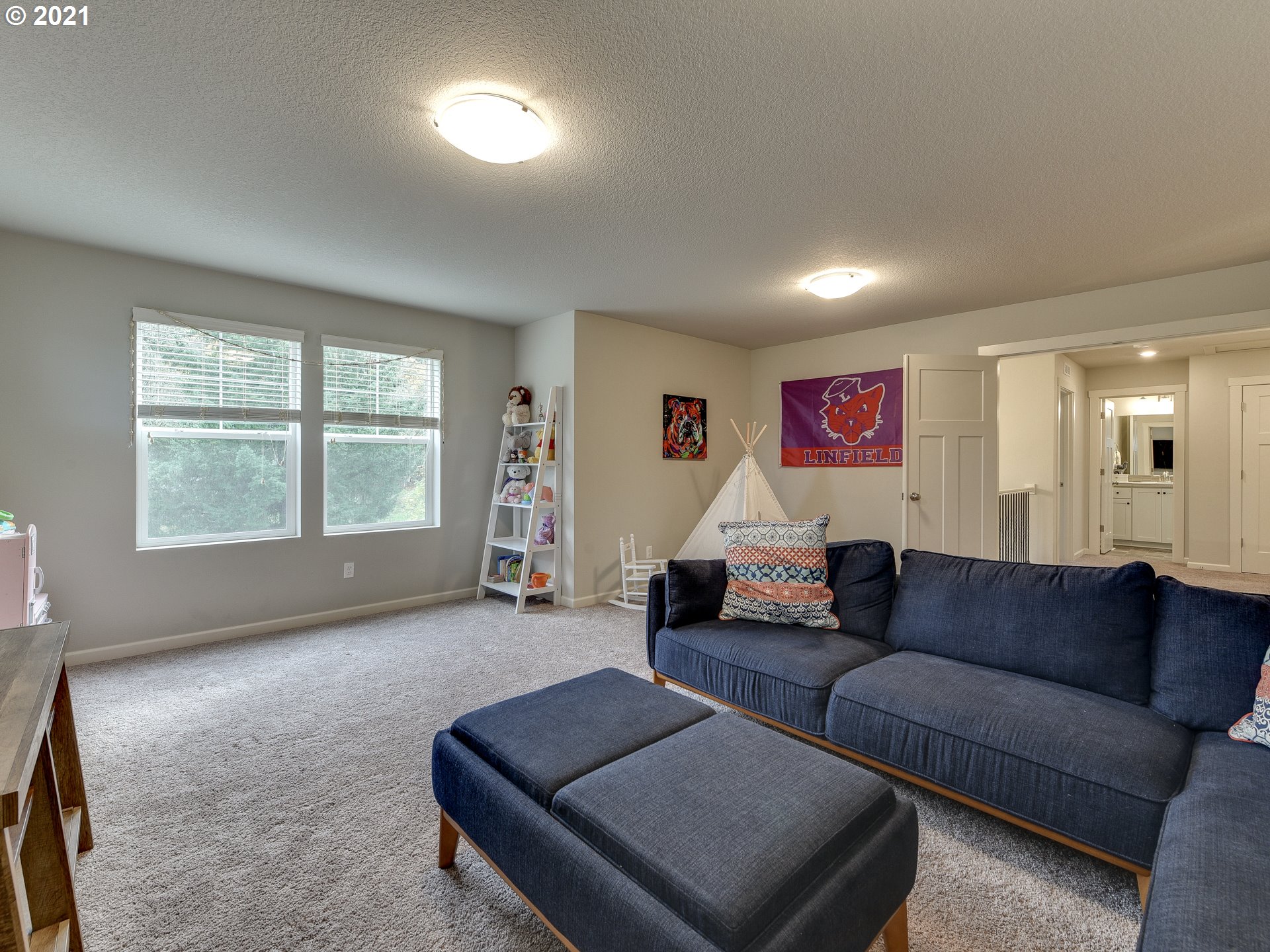 4139 Southwest Rodlun Road Gresham, OR 97080 - Photo 26 of 32 a living room with furniture and a window