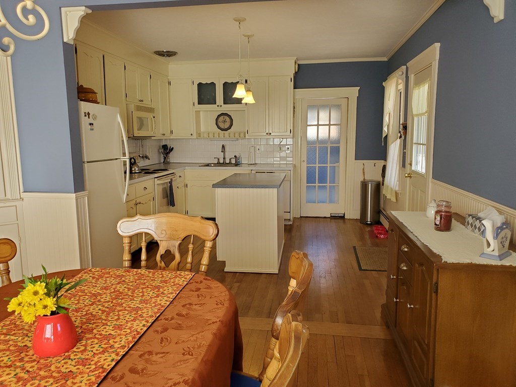 136 Howe Street Natick, MA 01760 - Photo 4 of 34 Gallery Image 4