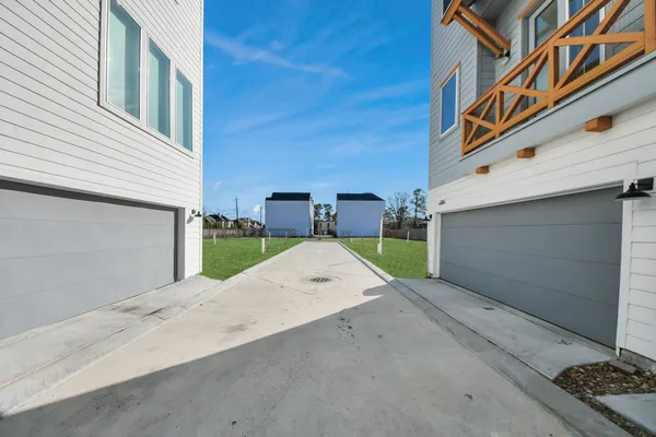 a view of a back yard of the building