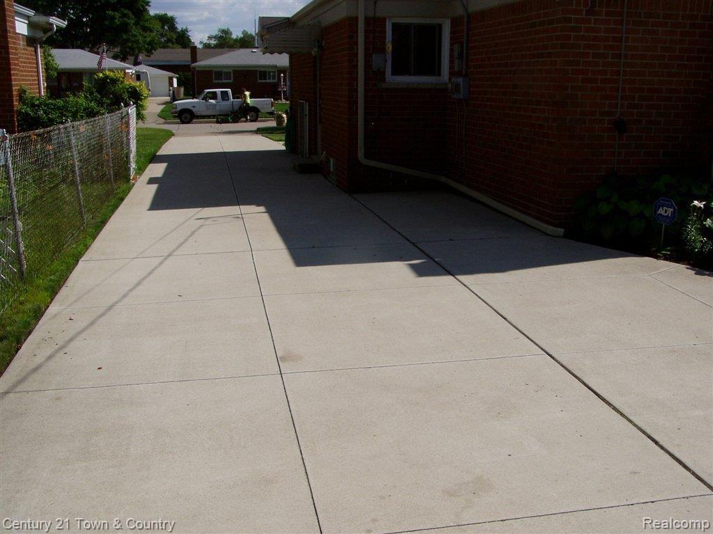 1943 Common Road Warren, MI 48092 - Photo 13 of 25 P1011402.JPG