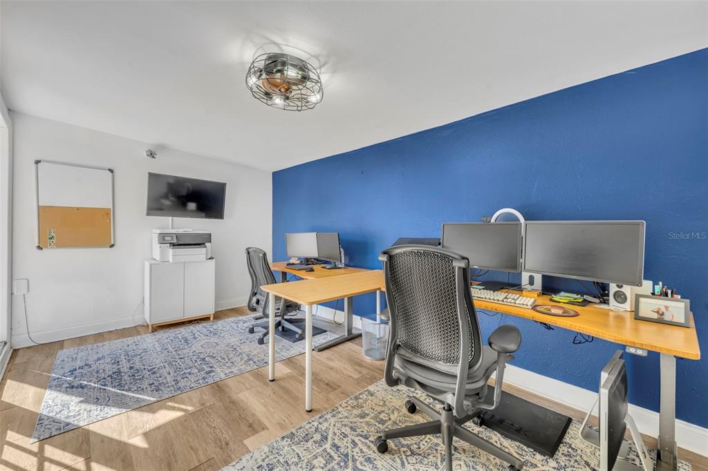 4234 Kendrick Road Orlando, FL 32804 - Photo 39 of 46 a workspace with furniture and screen