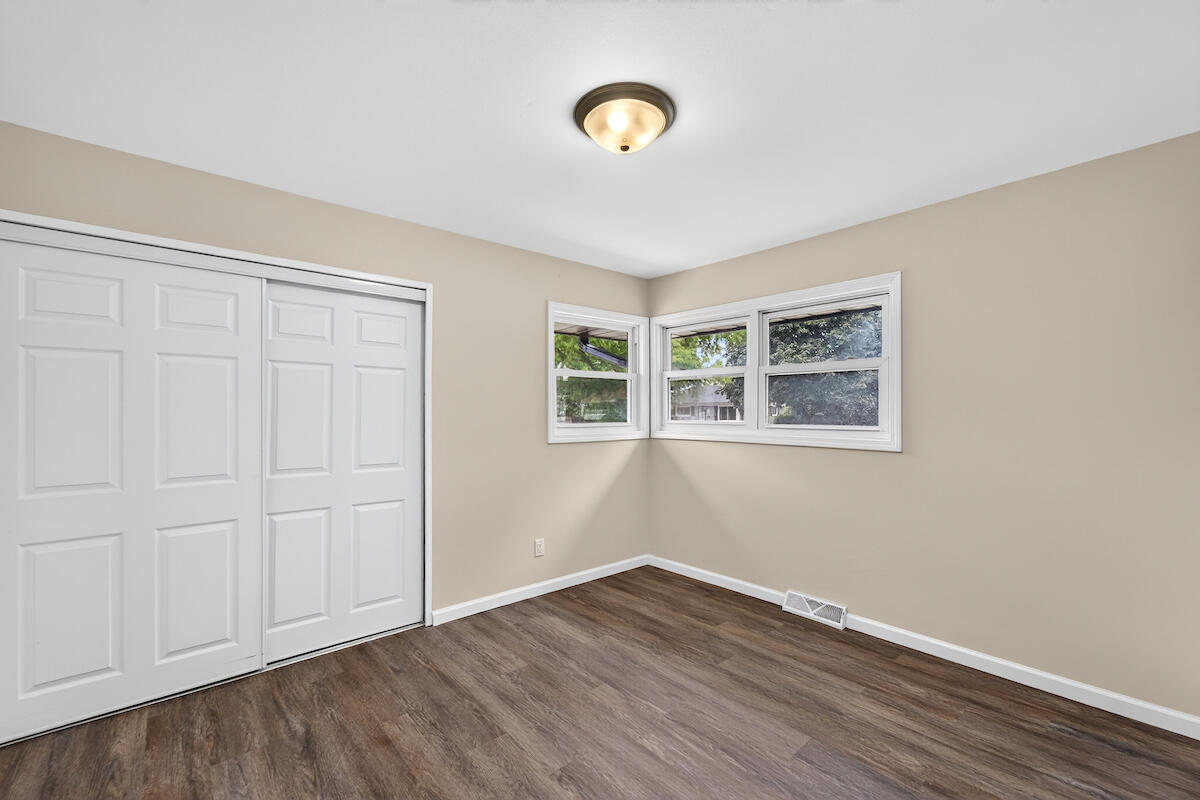 2702 Loraine Avenue Racine, WI 53404 - Photo 9 of 18 DSC06362