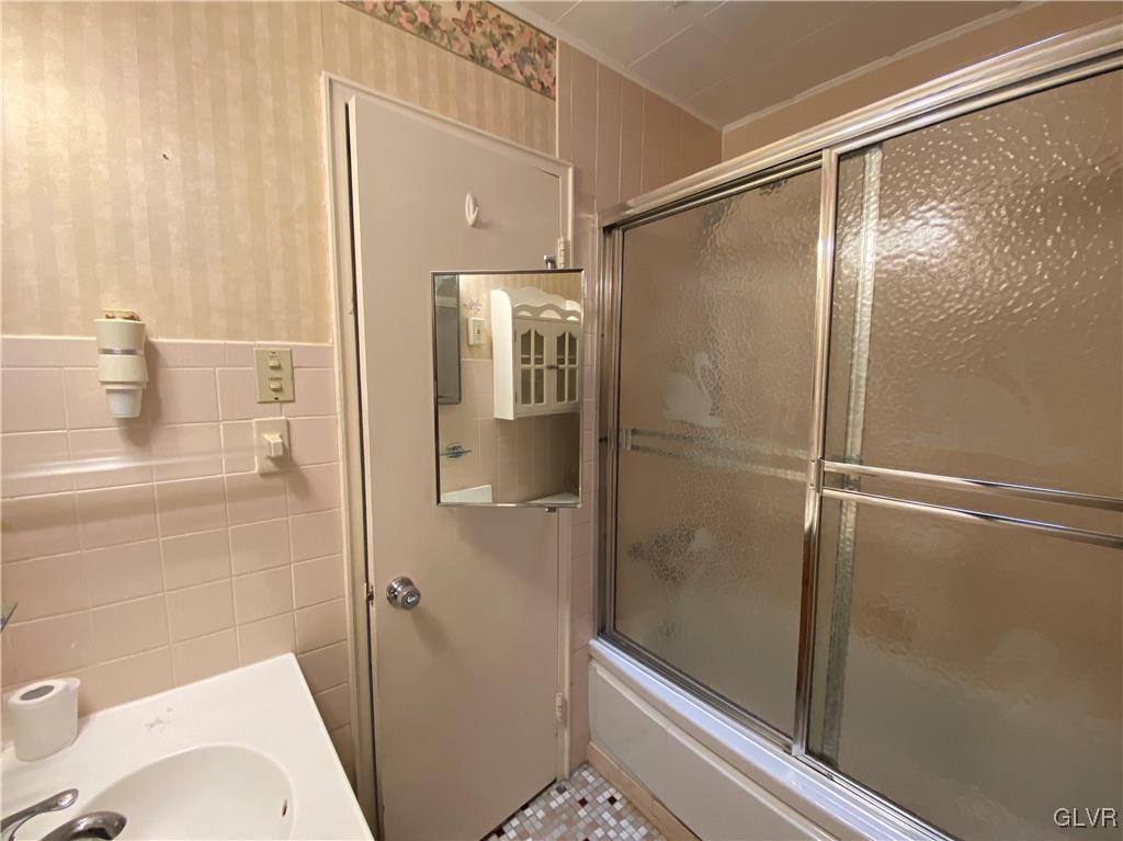 1516 Fairmount Street Bethlehem, PA 18017 - Photo 20 of 38 a bathroom with a shower and toilet