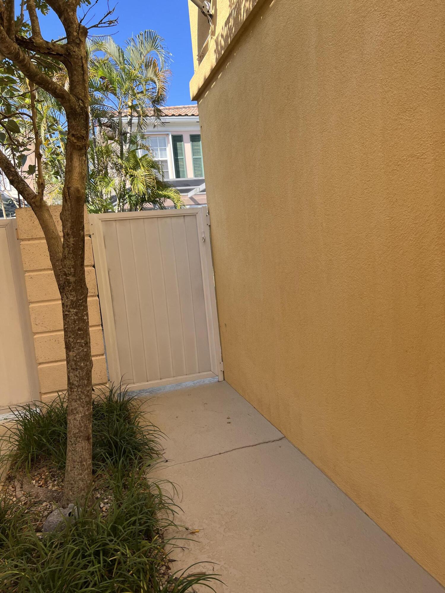 17 Oakleaf Court Tequesta, FL 33469 - Photo 28 of 81 SIDE HOME VIEW