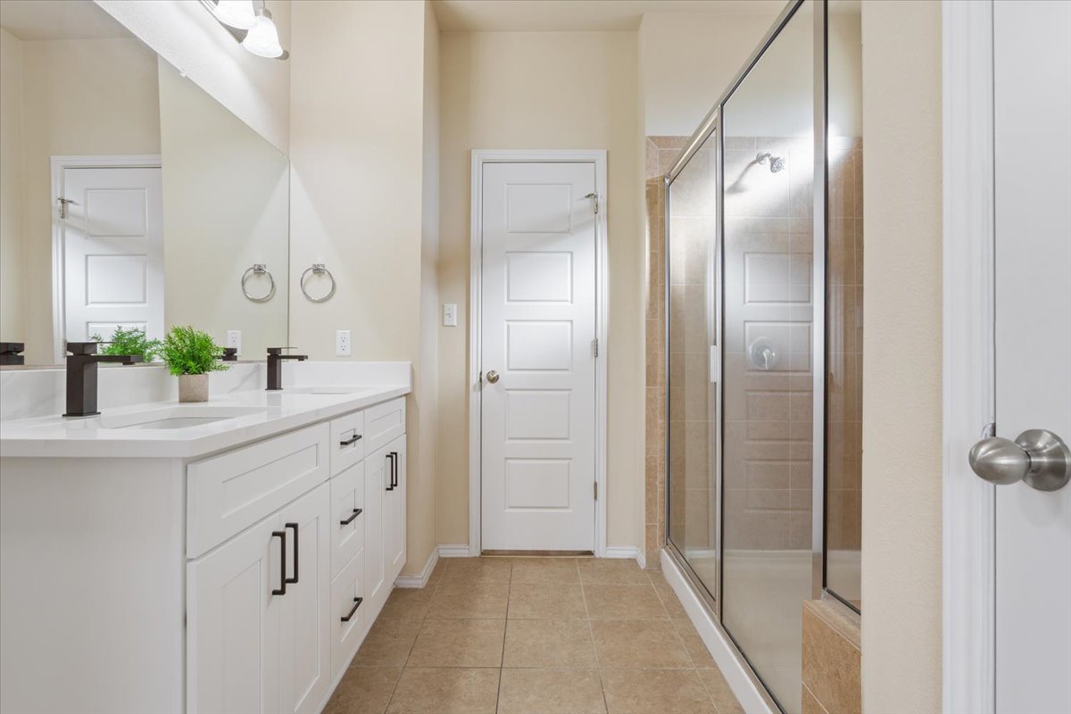 1024 Chad Loop Round Rock, TX 78665 - Photo 16 of 29 Primary bathroom
