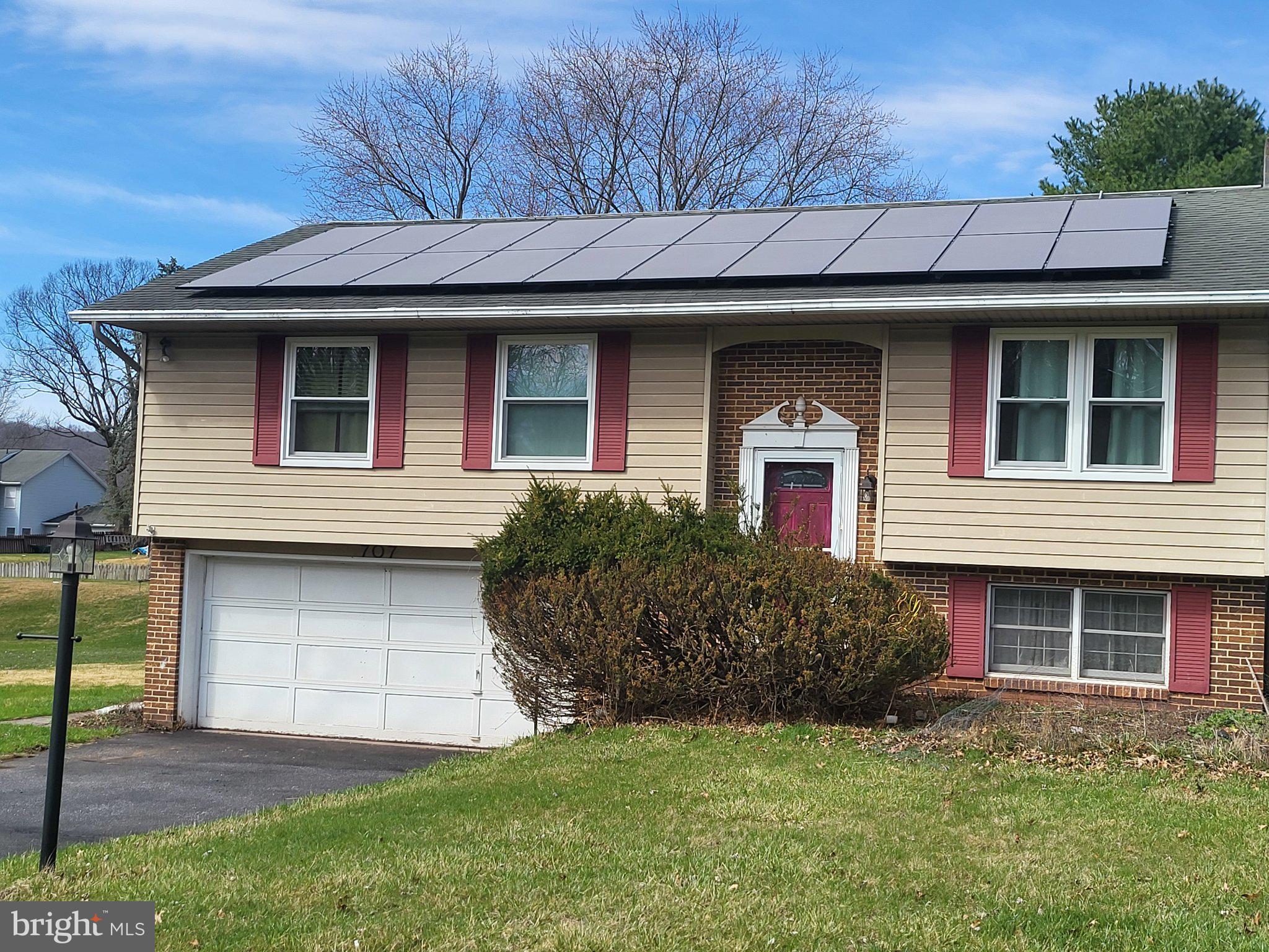 707 Wyndamere Road Lewisberry, PA 17339 - Photo 5 of 15 Charming home with solar efficiency.
