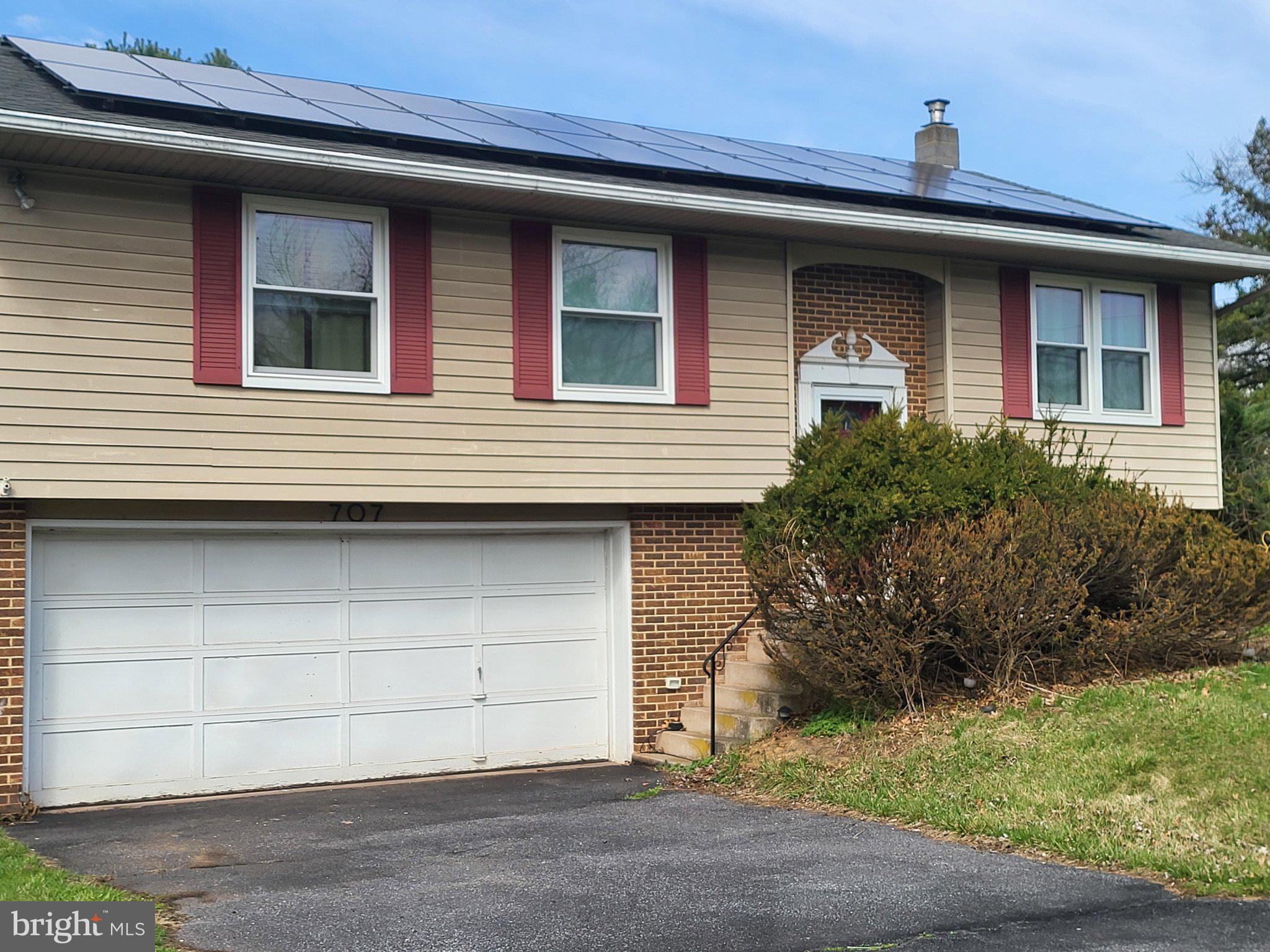 707 Wyndamere Road Lewisberry, PA 17339 - Photo 6 of 15 Charming home with solar efficiency.